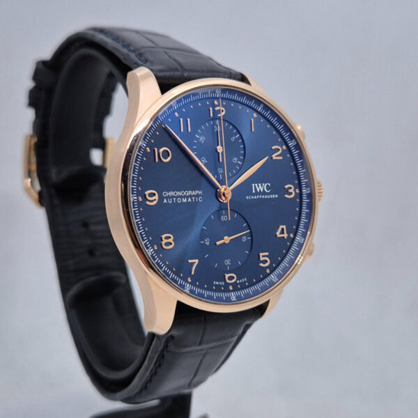IWC Portugieser Chronograph IW371614 (17) IWC Portugieser Chronograph IW371614 Boutique Edition – luksusowy zegarek z czerwonego złota 5N, kaliber 69355, niebieska tarcza. Dostępny w Artemwatch.