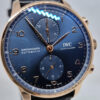 IWC Portugieser Chronograph IW371614 (4) IWC Portugieser Chronograph IW371614 Boutique Edition – luksusowy zegarek z czerwonego złota 5N, kaliber 69355, niebieska tarcza. Dostępny w Artemwatch.