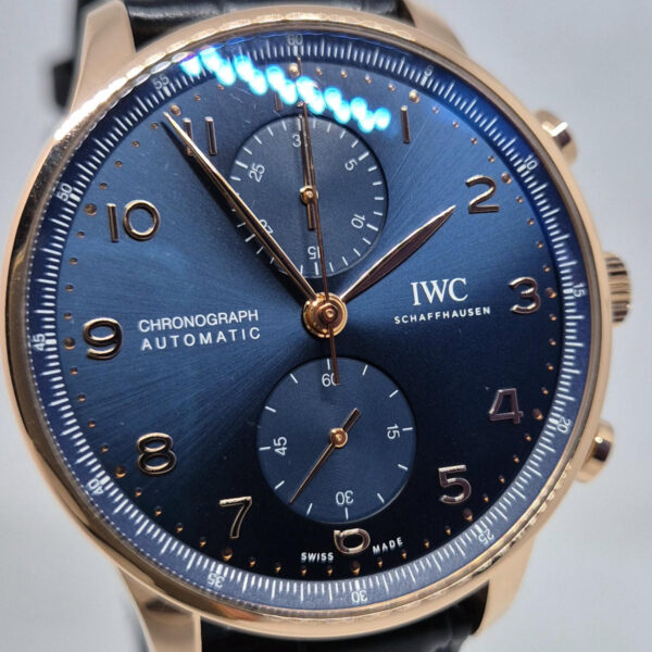 IWC Portugieser Chronograph IW371614 (4) IWC Portugieser Chronograph IW371614 Boutique Edition – luksusowy zegarek z czerwonego złota 5N, kaliber 69355, niebieska tarcza. Dostępny w Artemwatch.
