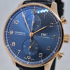 IWC Portugieser Chronograph IW371614 (5) IWC Portugieser Chronograph IW371614 Boutique Edition – luksusowy zegarek z czerwonego złota 5N, kaliber 69355, niebieska tarcza. Dostępny w Artemwatch.