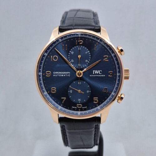 IWC Portugieser Chronograph IW371614 IWC Portugieser Chronograph IW371614 Boutique Edition – luksusowy zegarek z czerwonego złota 5N, kaliber 69355, niebieska tarcza. Dostępny w Artemwatch.