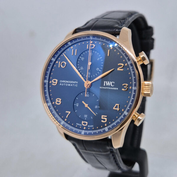 IWC Portugieser Chronograph IW371614 (6) IWC Portugieser Chronograph IW371614 Boutique Edition – luksusowy zegarek z czerwonego złota 5N, kaliber 69355, niebieska tarcza. Dostępny w Artemwatch.