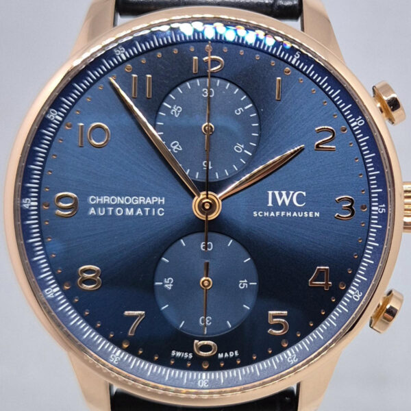 IWC Portugieser Chronograph IW371614 (7) IWC Portugieser Chronograph IW371614 Boutique Edition – luksusowy zegarek z czerwonego złota 5N, kaliber 69355, niebieska tarcza. Dostępny w Artemwatch.