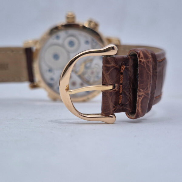 Maurice Lacroix Masterpiece Double Retrograde MP7018 (1) Maurice Lacroix Masterpiece Double Retrograde MP7018 – luksusowy szwajcarski zegarek mechaniczny z różowego złota, retrogradą i GMT. Dostępny w Artemwatch