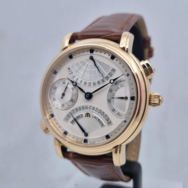 Maurice Lacroix Masterpiece Double Retrograde MP7018 (3) Maurice Lacroix Masterpiece Double Retrograde MP7018 – luksusowy szwajcarski zegarek mechaniczny z różowego złota, retrogradą i GMT. Dostępny w Artemwatch
