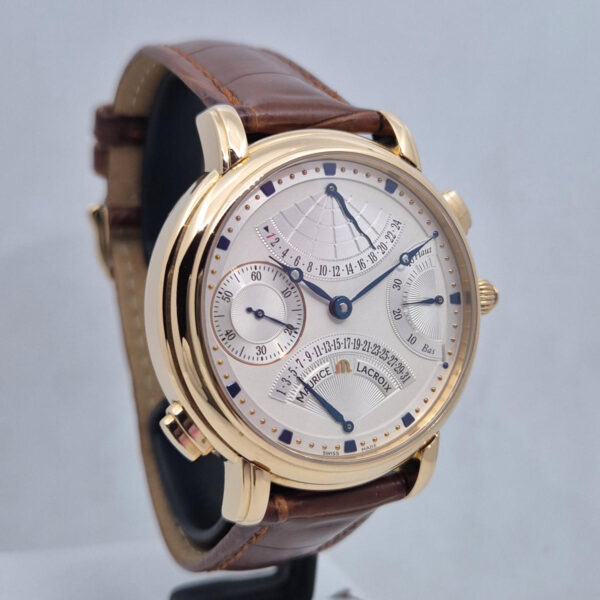 Maurice Lacroix Masterpiece Double Retrograde MP7018 (6) Maurice Lacroix Masterpiece Double Retrograde MP7018 – luksusowy szwajcarski zegarek mechaniczny z różowego złota, retrogradą i GMT. Dostępny w Artemwatch