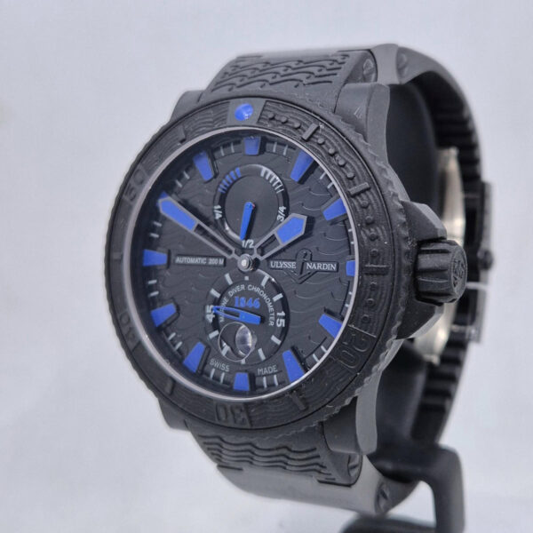 Ulysse Nardin Diver Black Sea 263-92 (11) Ulysse Nardin Diver Black Sea 263-92 – zegarek nurkowy, kopertą o średnicy 45,8 mm, caliber UN-26, wodoszczelność 200 m. Dostępny w Artemwatch.