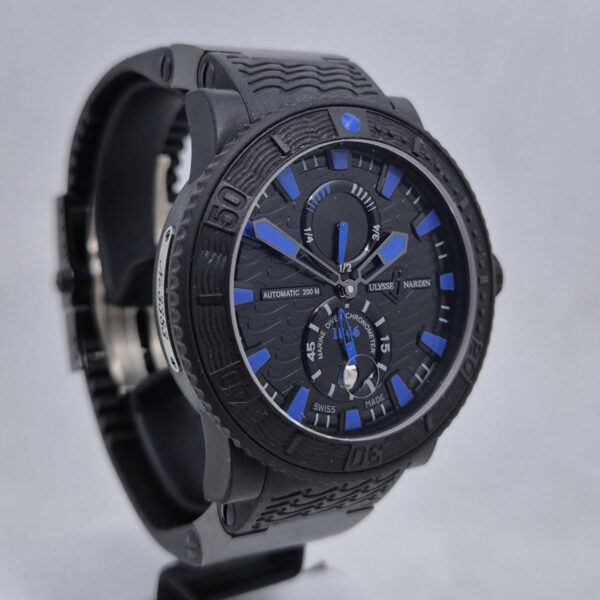 Ulysse Nardin Diver Black Sea 263-92 (2) Ulysse Nardin Diver Black Sea 263-92 – zegarek nurkowy, kopertą o średnicy 45,8 mm, caliber UN-26, wodoszczelność 200 m. Dostępny w Artemwatch.