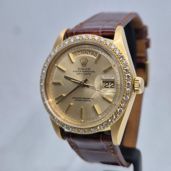 Rolex Day-Date 1803 (3) Rolex Day-Date 1803 — złoty vintage Rolex 1978 roku z diamentowym bezelem i tarczą Pie-Pan. Oryginalny zegarek kolekcjonerski. Dostępny w Artemwatch.