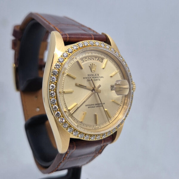 Rolex Day-Date 1803 (6) Rolex Day-Date 1803 — złoty vintage Rolex 1978 roku z diamentowym bezelem i tarczą Pie-Pan. Oryginalny zegarek kolekcjonerski. Dostępny w Artemwatch.