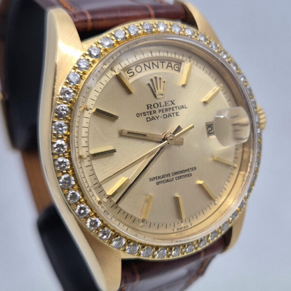 Rolex Day-Date 1803 (9) Rolex Day-Date 1803 — złoty vintage Rolex 1978 roku z diamentowym bezelem i tarczą Pie-Pan. Oryginalny zegarek kolekcjonerski. Dostępny w Artemwatch.