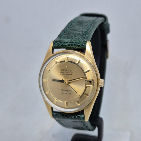 Zenith Captain De Luxe Chronometre (3) Zenith Captain De Luxe Chronometre – vintage’owy zegarek z 18-karatowego złota, 37 mm, Cal. 2542PC. Kolekcjonerski model. Dostępny w Artemwatc
