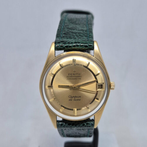 Zenith Captain De Luxe Chronometre Zenith Captain De Luxe Chronometre – vintage’owy zegarek z 18-karatowego złota, 37 mm, Cal. 2542PC. Kolekcjonerski model. Dostępny w Artemwatc