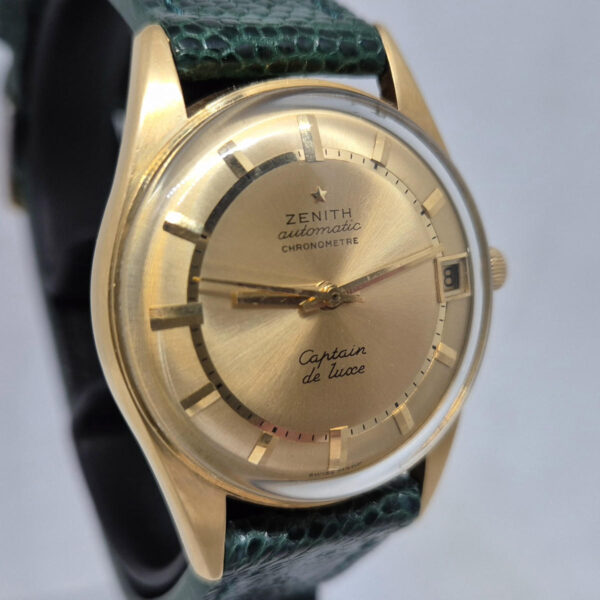 Zenith Captain De Luxe Chronometre (8) Zenith Captain De Luxe Chronometre – vintage’owy zegarek z 18-karatowego złota, 37 mm, Cal. 2542PC. Kolekcjonerski model. Dostępny w Artemwatc