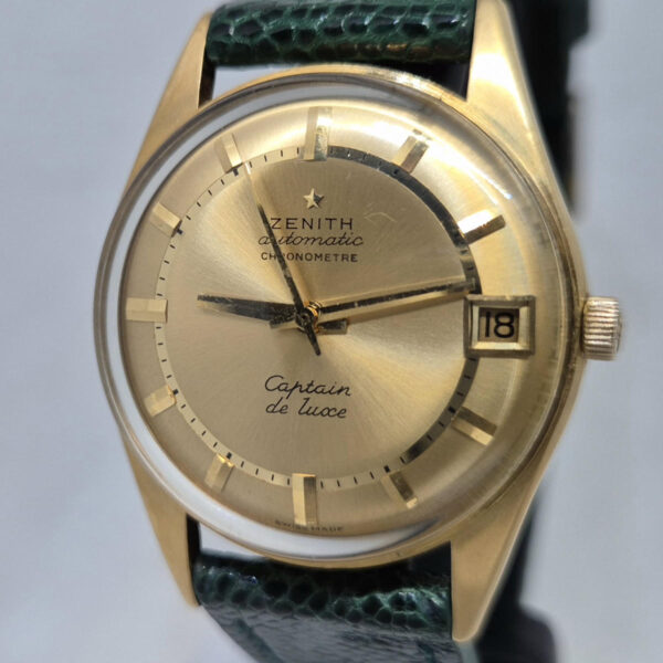 Zenith Captain De Luxe Chronometre (9) Zenith Captain De Luxe Chronometre – vintage’owy zegarek z 18-karatowego złota, 37 mm, Cal. 2542PC. Kolekcjonerski model. Dostępny w Artemwatc