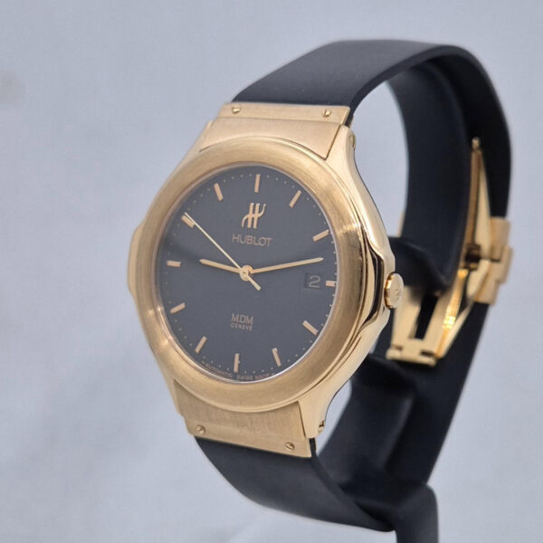 Hublot MDM Elegant 1512 (2) Hublot MDM Elegant 1512.8 – szwajcarski złoty zegarek, złoty zegarek w stylu casual. Kup używany oryginalny zegarek Hublot. Dostępny w Artemwatch.