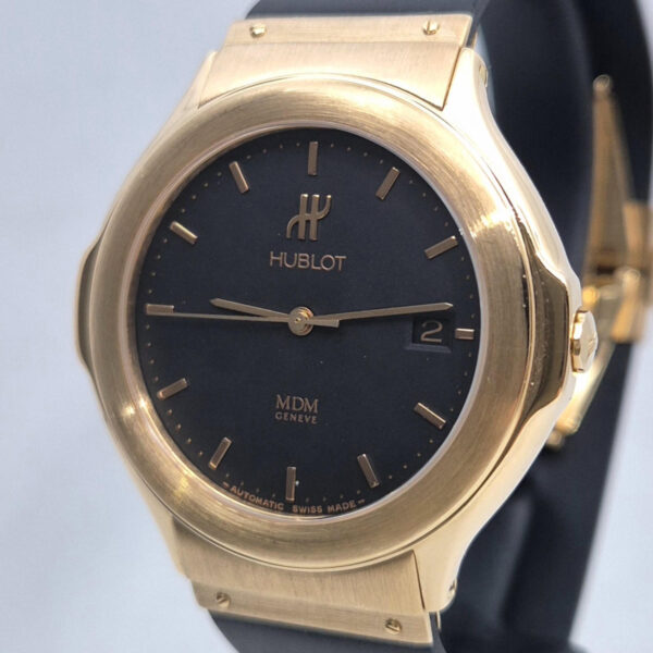 Hublot MDM Elegant 1512 (9) Hublot MDM Elegant 1512.8 – szwajcarski złoty zegarek, złoty zegarek w stylu casual. Kup używany oryginalny zegarek Hublot. Dostępny w Artemwatch.